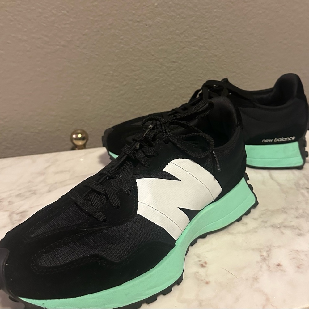 NEW! New Balance 327 - black/mint -size 9